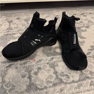 Women’s PUMA sneakers
